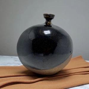 Modern Studio Pottery Vase Black Glaze Unique Shape 17.5cm - Bild 1 von 7