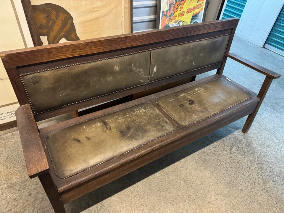 Antiguo banco de cuero remachado y roble de un depósito ferroviario Foto 1 de 1