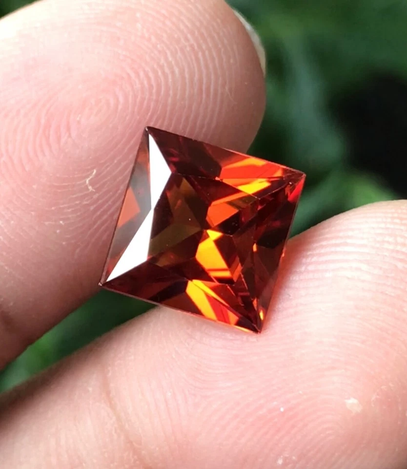 Piedra preciosa suelta de corindón creada en laboratorio granate espesartita de 7,90 CTS | Fusión de llama Foto 1 de 4