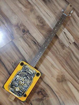 GUITARRA ELÉCTRICA ACÚSTICA WEEKLYHOUSE CIGAR BOX 3 CUERDAS Moonshine Foto 1 de 4