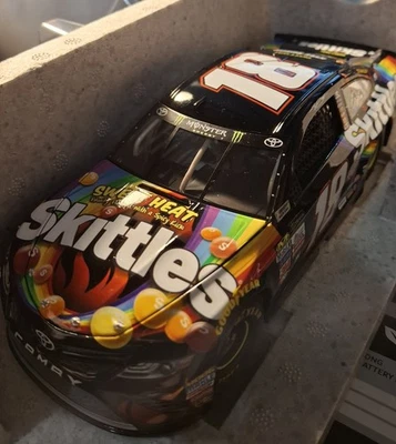Kyle Busch Skittles Sweet Heat 2017 diecast difícil de encontrar Foto 1 de 4