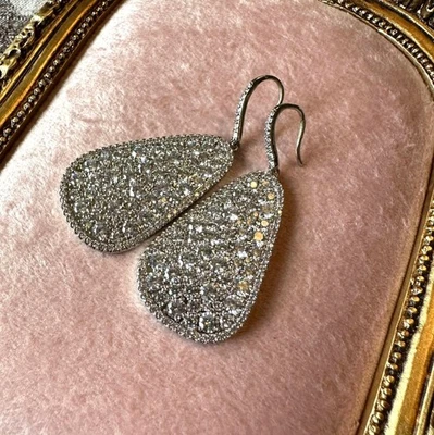 Pendientes de lágrima brillantes Park Lane circonita cúbica con ajuste de pavé y ganchos en tono plateado Foto 1 de 4