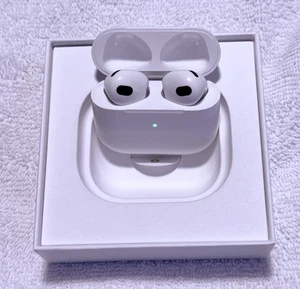 Apple AirPods (3rd generation) with Magsafe Wireless Charging Case - Photo 1 sur 19