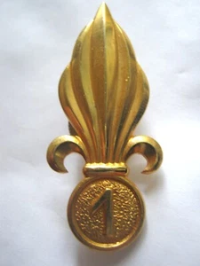 ANCIEN INSIGNE DE BERET LEGION ETRANGERE 1° REI (ATTACHE A VIS) COURTOIS PARIS - Bild 1 von 2