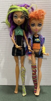 Monster High Clawdeen y Howleen Wolf Campus Paseo Hermana Paquete de 2 Muñecas Muñecas Foto 1 de 4