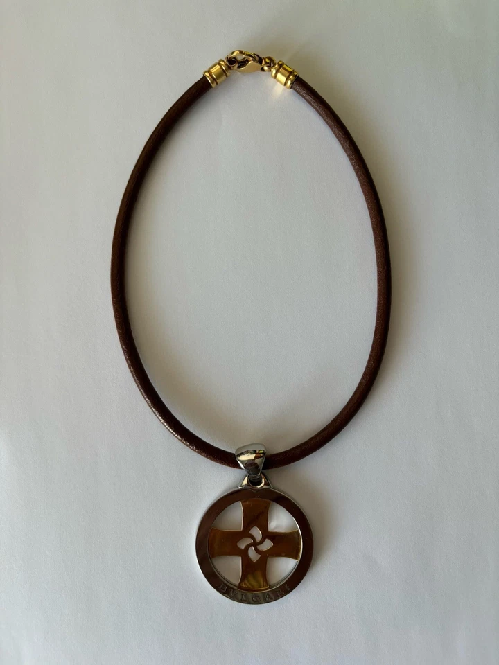 Colgante Bvlgari Oro Amarillo 18K Acero Tondo Cruz Circular Sobre Cordón Cuero Foto 1 de 4