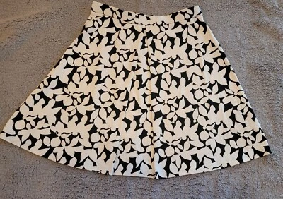 Falda floral blanca y negra acampanada Cynthia Rowley para mujer talla mediana  Foto 1 de 4