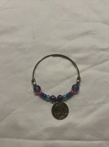 Brazalete envolvente de alambre rosa, púrpura, azul, tono plata 2,5 pulgadas - Imagen 1 de 4