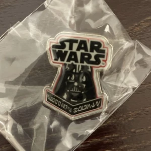 Star Wars Smuggler Bounty Darth Vader Pin - Picture 1 of 2
