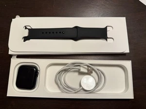 Pre-owned Apple Watch Series 7 45mm w/ New Black Sports Band - Picture 1 of 6