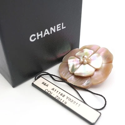 Broche CHANEL 98A Camelia Concha Imitación Perla Blanco Flor Prendedor con Caja Foto 1 de 4