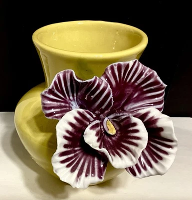 "Florero Anthropologie 4,75"" amarillo con pensamiento púrpura aplicado" Foto 1 de 4