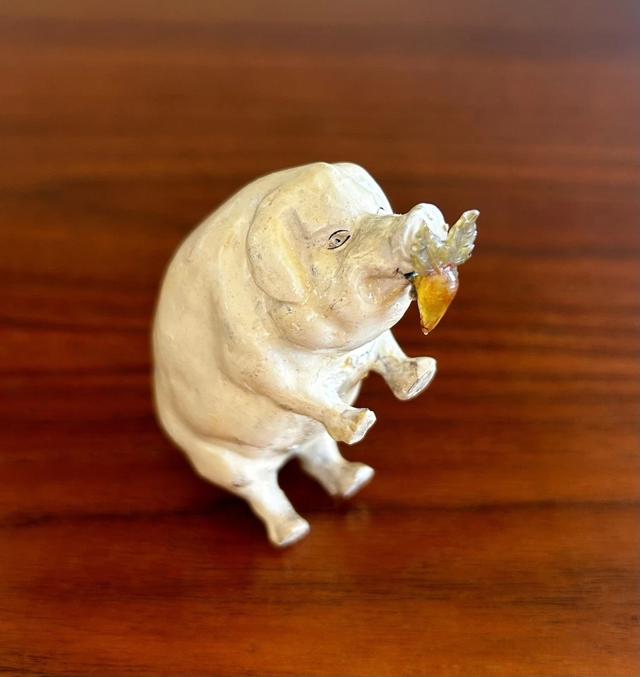 Adorável porco antigo com uma fita de costura de cenoura medida funciona celulóide/baquelite - Imagem 1 de 4