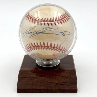 Béisbol automático firmado por Iván Rodríguez de colección (sin certificación) Foto 1 de 4