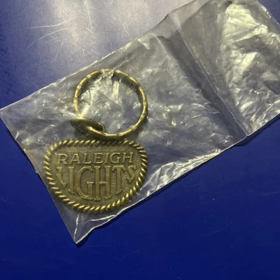 Llavero Raleigh Luces Vintage Cigarrillo Tabaco Publicidad Llavero NUEVO Foto 1 de 4