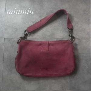 Raro Bolso de Hombro Miu Miu Gamuza Rojo Con Logo Repujado De Colección Japón - Imagen 1 de 14