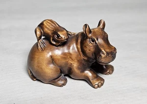Netsuke giapponese in legno di bosso intagliato a mano ippopotamo con rana firmato decorazione 2"x1,5" - Foto 1 di 7