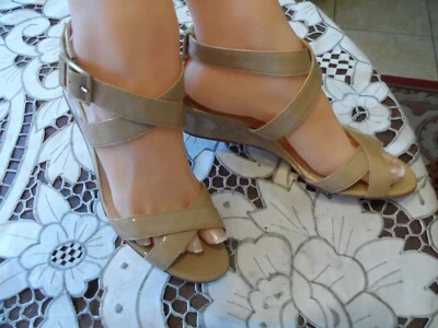 Sandalias Jimmy Choo beige charol con tiras talla 37,5B Foto 1 de 4