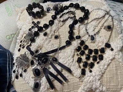 piedras de plástico negro con collares tono plata y oro brazalete cruzado artesanal Foto 1 de 4