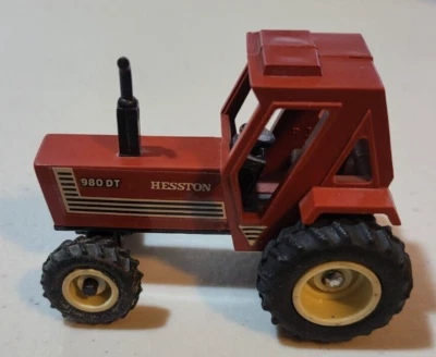 1/64 Hesston 980 DT Tractor With Front Wheel Assist - Image 1 of 4