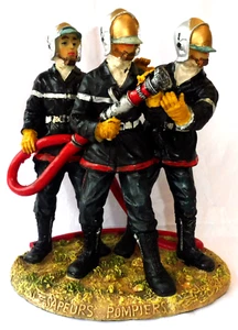 Sapeurs pompiers - STATUETTE 3 POMPIERS AVEC LANCE 21 cm H N° 185 - Imagen 1 de 6
