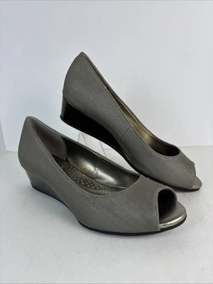 Cuñas Bandalino "Silver Glamour" color topo brillante para mujer talla 7 Foto 1 de 4