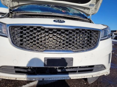 Used Upper Grille fits: 2016 Kia Sedona upper chrome surround moulded black gril - Imagem 1 de 4