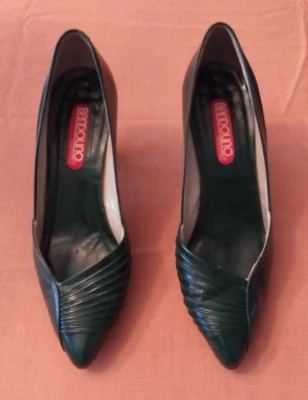 HERMOSOS TACONES ALTOS DE CUERO VERDE BANDOLERA AÑOS 80 TALLA 6 M Hechos en Italia en muy buena condición Foto 1 de 4