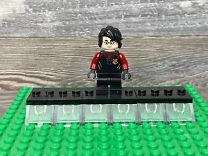 LEGO HARRY POTTER MINIFIGURE UNIFORME NERO E ROSSO SCURO CON PIASTRA DI BASE - Foto 1 di 1