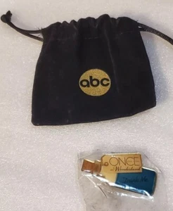 SDCC 2013 Once Upon a Time in Wonderland Drink Me Pin ABC Exclusive Sealed Rare - Picture 1 of 2