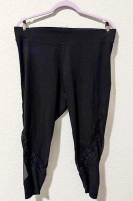 Leggings Capri Preta Torrid Tamanho 2 (2X - 18/20) com Acabamento de Renda de Malha Parte Inferior Exclusiva - Imagem 1 de 4