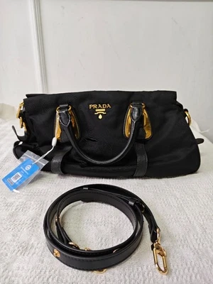 Bolso Bandolera Prada Negro Gaufre Mediano Dorado Herrajes Asa Superior Foto 1 de 4