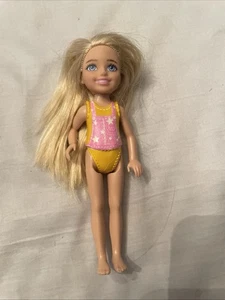 Barbie hermana camping divertida muñeca Chelsea sin zapatos - Imagen 1 de 2