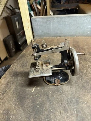 Vintage Old Original Rare Singer Sewing Machine Childs Model Small Scale Toy USA - Image 1 of 4