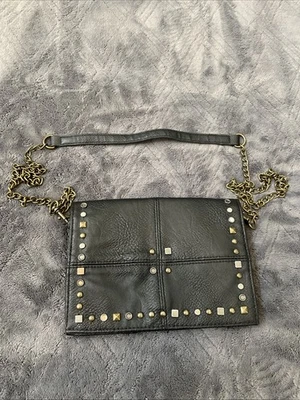 Bandolera pequeña Mossimo imitación cuero negro tachonada con correa de cadena RN#17730 Foto 1 de 4