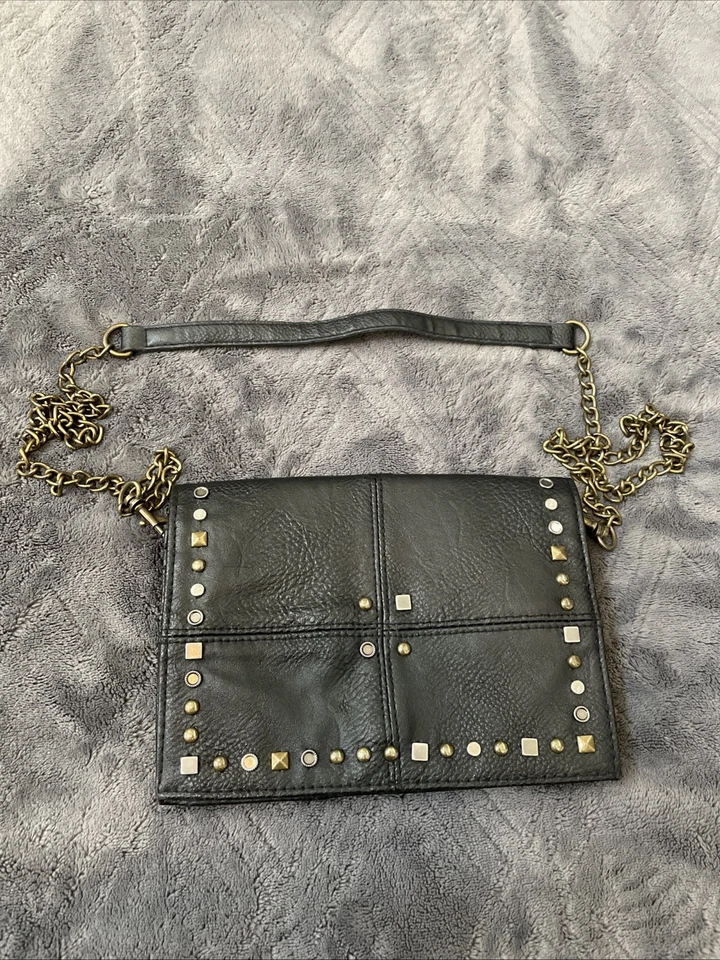 Bandolera pequeña Mossimo imitación cuero negro tachonada con correa de cadena RN#17730 Foto 1 de 4