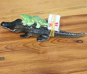 VINTAGE 1997 PLASTIC BUDWEISER MAGNET ALIGATOR FROGS COOLER OF BUD 6.5" LONG - Picture 1 of 3