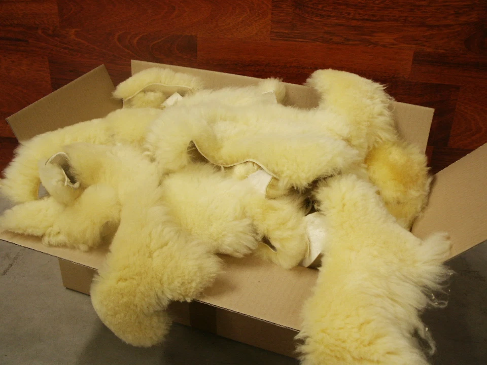 FÖRSTER Med. / Relugan, bellissimi residui di pelliccia conciata - 1 kg di residui artigianali in vera pelliccia di agnello