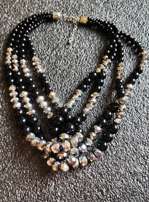 Collar de Galería del coleccionista con cristales negros y plateados Foto 1 de 4