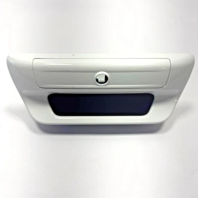 Jeep Cherokee 2014-2021 blanco moldura de liberación de manija de maletero trasero OEM 6EF99TRMAA Foto 1 de 4