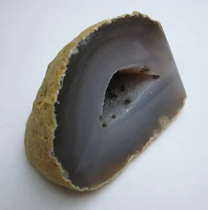 Ágata pulido con drusa y superficie de apoyo 8,5 cm 412 g mineral decorativo - Imagen 1 de 4