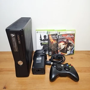 Xbox 360 S 4GB - Como Nuevo - Paquete - GOW MW3 PoP - Controlador - Probado - Imagen 1 de 10