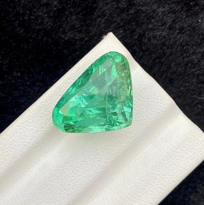 Piedra preciosa suelta de 23,70 quilates de corte natural calentada en forma de billón de Afganistán Foto 1 de 4