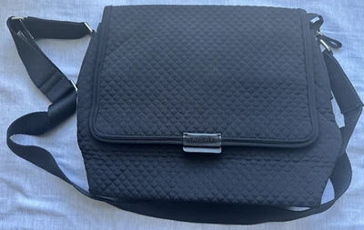 Bolso Bandolera Acolchado Vera Bradley Essential Mailbag CLÁSICO NEGRO Solapa Frontal Foto 1 de 4