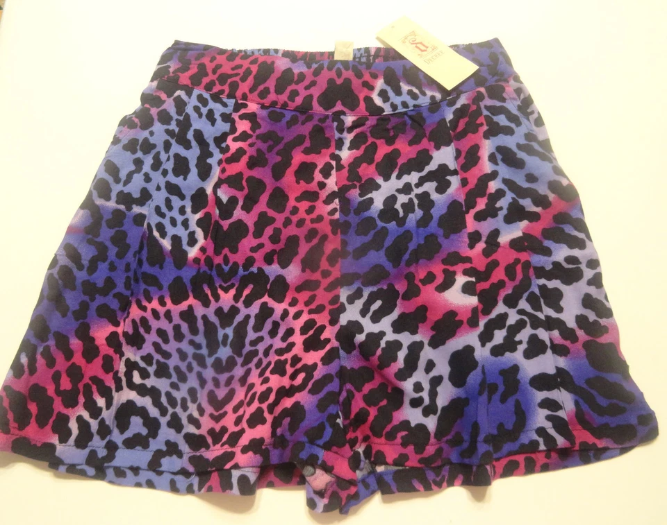 Pantalones Cortos Plisados Damas Decree Rosa y Púrpura Estampado Leopardo Tallas XS, S, M, XL Foto 1 de 2