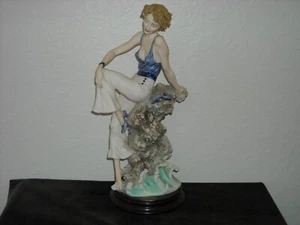 Giuseppe Armani 1997 Members Figurine Sabrina - Picture 1 of 8
