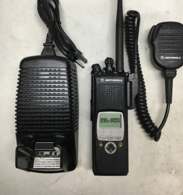 MOTOROLA XTS5000 II VHF 136-174mhz P25 DIGITAL RADIO H18KEF9PW6AN w/ Mic - Image 1 of 4