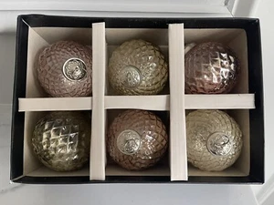 Nuevo en Paquete Adornos de Navidad Estilo Bola de Vidrio Rosa y Dorado Rachel Zoe - Juego de 6 - Imagen 1 de 4