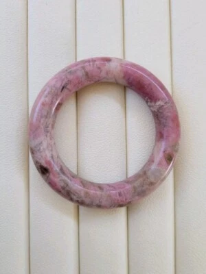 Brazalete en forma de rosquilla de rodonita natural diámetro interior 55 mm rosa gris  Foto 1 de 4