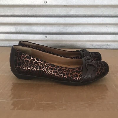 Sapatos rasos Softspots femininos couro leopardo metálico cobre posie conforto 9 - Imagem 1 de 4